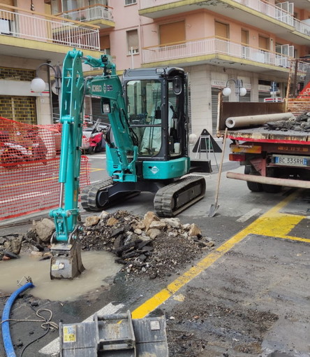 Sanremo: guasto a una tubazione nel quartiere del Polo Nord, operai al lavoro e stop all'acqua (Foto) Sanremo: guasto a una tubazione nel quartiere del Polo Nord, operai al lavoro e stop all'acqua (Foto)
