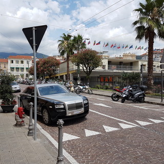 La Rolls Royce in divieto di sosta La Rolls Royce in divieto di sosta