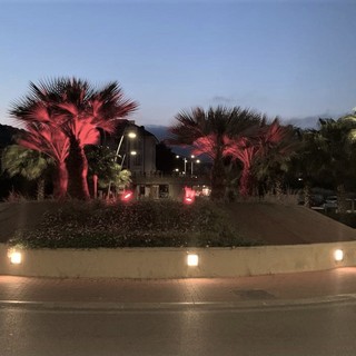 San Bartolomeo al Mare: per la Giornata Mondiale della fibromialgia #illuminiamodiviola la rotonda dell'Aurelia