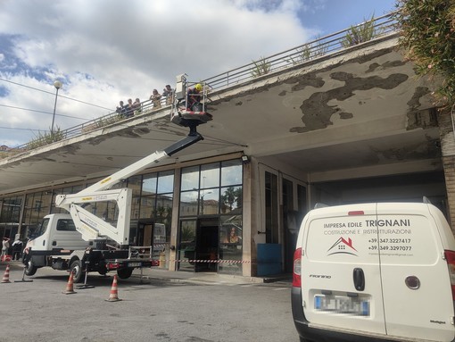 Sanremo, erbacce sul cornicione del solettone di piazza Colombo: al via la rimozione