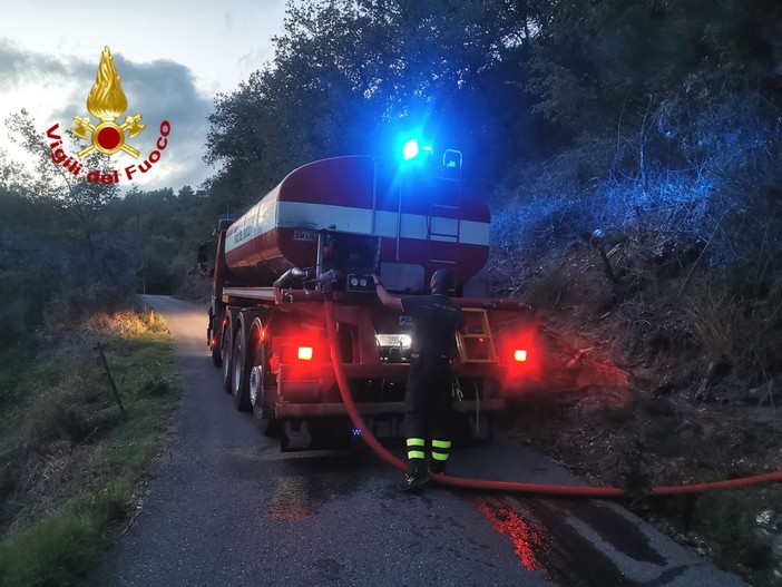 Ancora rifornimenti dei Vigili del Fuoco con l'autobotte per le zone che sono senz'acqua (Foto) Ancora rifornimenti dei Vigili del Fuoco con l'autobotte per le zone che sono senz'acqua (Foto)