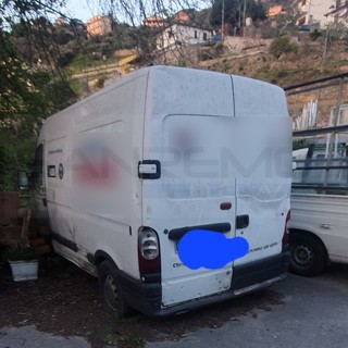 Sanremo: furgone abbandonato per anni e anni, finalmente oggi rimosso da strada Borgo Tinasso (Foto) Sanremo: furgone abbandonato per anni e anni, finalmente oggi rimosso da strada Borgo Tinasso (Foto)