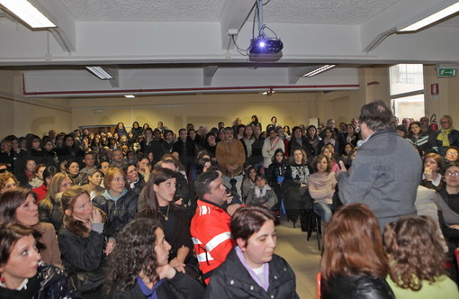 Tubercolosi alle scuole di Vallecrosia: 3 bambini positivi ai raggi trasferiti al Gaslini di Genova. I particolari del vertice tra Asl e genitori Tubercolosi alle scuole di Vallecrosia: 3 bambini positivi ai raggi trasferiti al Gaslini di Genova. I particolari del vertice tra Asl e genitori