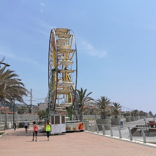 Bordighera: inaugurata quest'oggi con le prime 'corse' la ruota panoramica sul lungomare Bordighera: inaugurata quest'oggi con le prime 'corse' la ruota panoramica sul lungomare