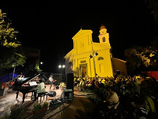 Tra dialoghi di autori in musica: la 'Rockstar della fisica' e firmacopie speciali, ad agosto torna 'Parole & Musica alla Rovere' Tra dialoghi di autori in musica: la 'Rockstar della fisica' e firmacopie speciali, ad agosto torna 'Parole & Musica alla Rovere'