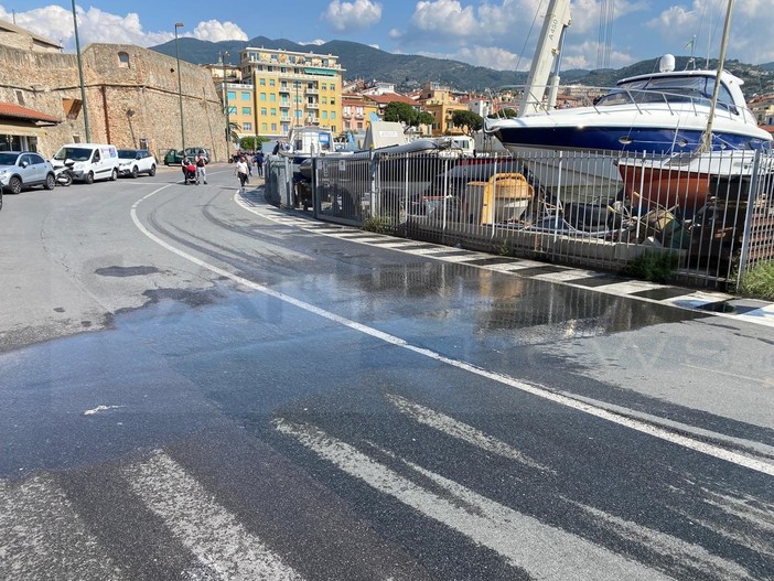 Lo sversamento dal molo lungo di porto vecchio