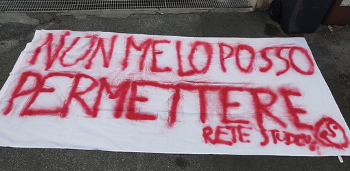 'Non me lo posso permettere': striscione degli studenti liguri protestano contro il caro scuola