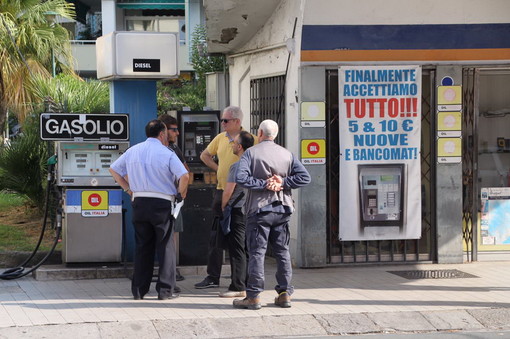 Sanremo: iniziate questa mattina le procedure di sgombero del benzinaio alla Foce, termineranno lunedì (Foto)