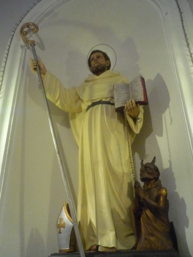 Ventimiglia: nella chiesa di San Bernardo oltre alla statua del Santo c'è un diavolo che prega