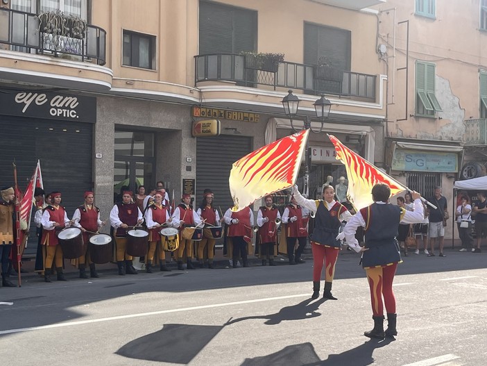 "Domenica Insieme Estate" a Ventimiglia, flash mob a sorpresa degli Sbandieranti: il centro si ferma ad applaudire (Foto) "Domenica Insieme Estate" a Ventimiglia, flash mob a sorpresa degli Sbandieranti: il centro si ferma ad applaudire (Foto)