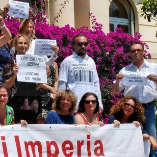 I dipendenti della Provincia di Imperia manifestano a sostegno dei colleghi di Vibo Valentia I dipendenti della Provincia di Imperia manifestano a sostegno dei colleghi di Vibo Valentia
