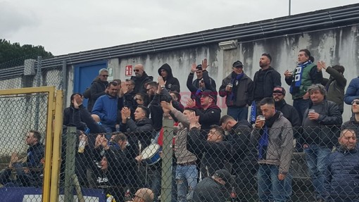 Calcio, Eccellenza. Spettacolo neroazzurro al 'Sivori': i tifosi dell'Imperia invadono lo stadio genovese (FOTO)