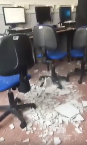 Taggia: crolla controsoffitto nell'aula computer dove c'era lezione con i ragazzi dell'Alberghiero, IL VIDEO Taggia: crolla controsoffitto nell'aula computer dove c'era lezione con i ragazzi dell'Alberghiero, IL VIDEO