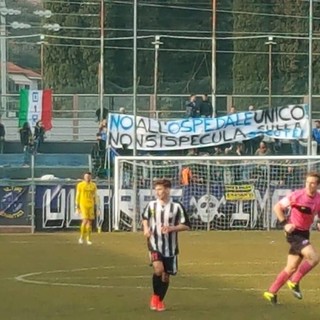 Imperia: il tema ospedale unico approda allo stadio, striscione polemico dei tifosi neroazzurri "Non si specula sulla sanità"