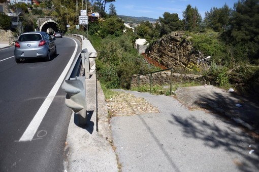 Sanremo: a Bussana la scalinata tra l'Aurelia ed il mare nuovamente invasa da rifiuti e presenze 'notturne' (Foto)