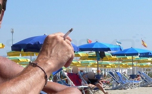 Estate 2017: il Codacons chiede di vietare il fumo sulla spiaggia, le associazioni locali "Basta fare attenzione e non disturbare gli altri"