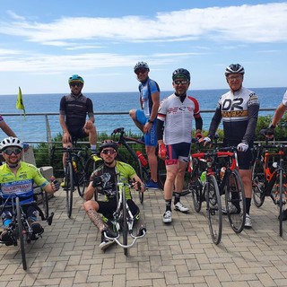 La squadra paralimpica che si è allenata sulla pista ciclabile La squadra paralimpica che si è allenata sulla pista ciclabile