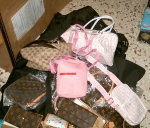 Sanremo: merce contraffatta via corriere espresso, maxi sequestro della Polizia Sanremo: merce contraffatta via corriere espresso, maxi sequestro della Polizia
