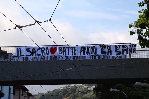 Uno striscione dei "bussanelli" per il loro asilo