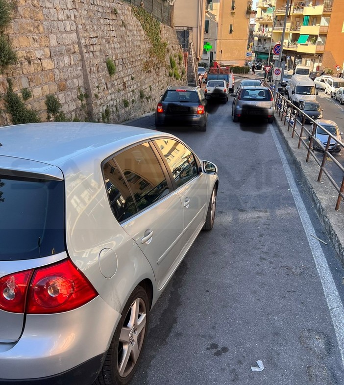 Sanremo: strada Borgo Tinasso sempre più nel caos, un lettore "Parcheggio selvaggio e nessuno se ne occupa" Sanremo: strada Borgo Tinasso sempre più nel caos, un lettore "Parcheggio selvaggio e nessuno se ne occupa"