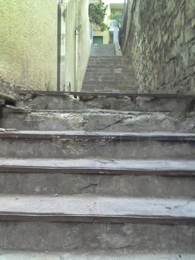 Sanremo: situazione disastrosa sulla scalinata di collegamento tra via Vallarino e corso Matuzia