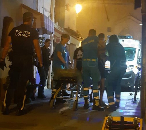 Sanremo: sangue tra via Matteotti e vicolo Chintagna, si teme il peggio ma era un uomo ferito in una caduta (Foto) Sanremo: sangue tra via Matteotti e vicolo Chintagna, si teme il peggio ma era un uomo ferito in una caduta (Foto)