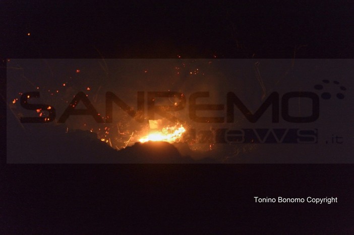 Sanremo: nuovo incendio boschivo dopo gli altri due di oggi, in fiamme la zona della Croce della Parà Sanremo: nuovo incendio boschivo dopo gli altri due di oggi, in fiamme la zona della Croce della Parà