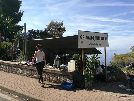 Ventimiglia: smantellata stamattina dalla Polizia Locale una cucina da campo di attivisti francesi vicino a Ponte San Luigi (Foto) Ventimiglia: smantellata stamattina dalla Polizia Locale una cucina da campo di attivisti francesi vicino a Ponte San Luigi (Foto)