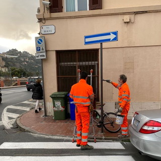Ventimiglia: è iniziato il lavoro di sistemazione della segnaletica verticale affidato alla 'Ecotrafic' (Foto)