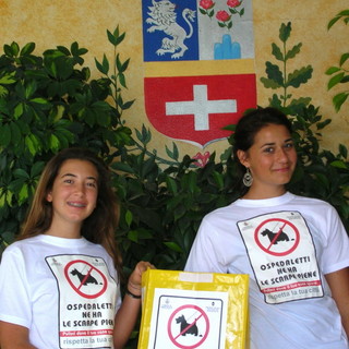 Anche due giovani e graziose volontarie per la campagna 'Ospedaletti ne ha le scarpe piene'