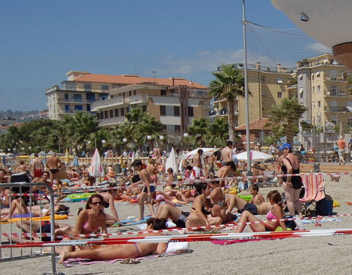 Turismo, dalle Cinque Terre fino a Sanremo spiagge affollate per un anticipo record della stagione estiva