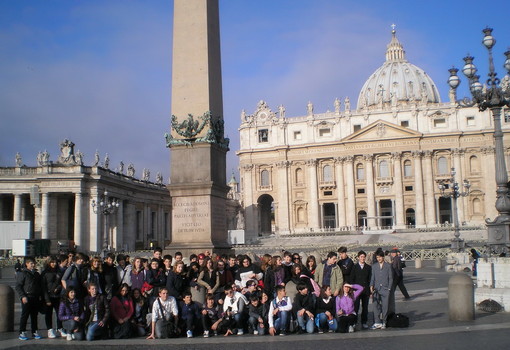 La scuola al completo di fronte a San Pietro