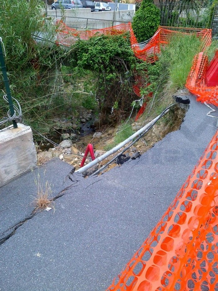 Imperia: smottamento in regione Ramone Caramagna, la segnalazione con foto di un nostro lettore Imperia: smottamento in regione Ramone Caramagna, la segnalazione con foto di un nostro lettore