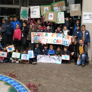 Diano Marina: anche le scuole del golfo hanno manifestato questa mattina per lo 'Strike for the future" (Foto)
