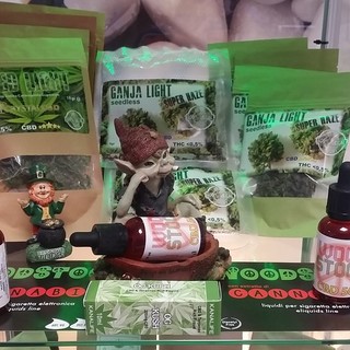 Anche a Sanremo è arrivata la canapa o marijuana legale. Incontro con il titolare del negozio Sigarette Elettroniche per saperne di più