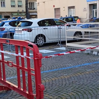 Ventimiglia, lite nella notte in piazza del Comune: strisce di sangue sui marciapiedi (Foto) Ventimiglia, lite nella notte in piazza del Comune: strisce di sangue sui marciapiedi (Foto)