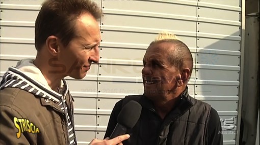 Le telecamere di 'Striscia' a Sanremo con Cristiano Militello, il 'nostro' cacciatore di autografi diventa Radja Nainggolan (foto) Le telecamere di 'Striscia' a Sanremo con Cristiano Militello, il 'nostro' cacciatore di autografi diventa Radja Nainggolan (foto)