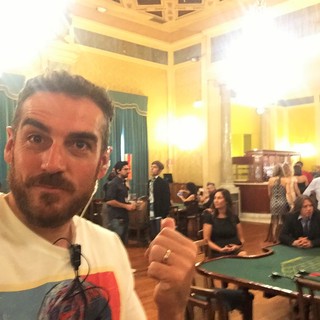 L'attore e regista imperiese Simone Gandolfo al lavoro con le comparse per il film di Sergio Castellitto ‘Fortunata’ L'attore e regista imperiese Simone Gandolfo al lavoro con le comparse per il film di Sergio Castellitto ‘Fortunata’