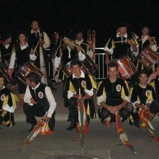 Dopo l'esibizione di Rocquebrune, i musici e gli sbandieratori di Ventimiglia a Cosio D'Arroscia