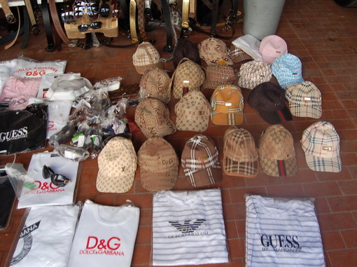 Sanremo: griffes fasulle, secondo sequestro oggi della Polizia Municipale Sanremo: griffes fasulle, secondo sequestro oggi della Polizia Municipale