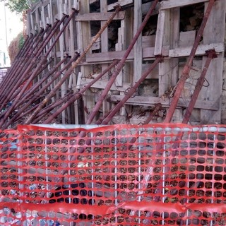 Sanremo: muro puntellato da tempo e situazione di degrado in strada Mulattiera San Pietro (Foto)