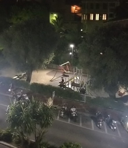 Bordighera: urla, musica ad alto volume e schiamazzi dai giardini di corso Italia, residenti esasperati (Foto e Video) Bordighera: urla, musica ad alto volume e schiamazzi dai giardini di corso Italia, residenti esasperati (Foto e Video)