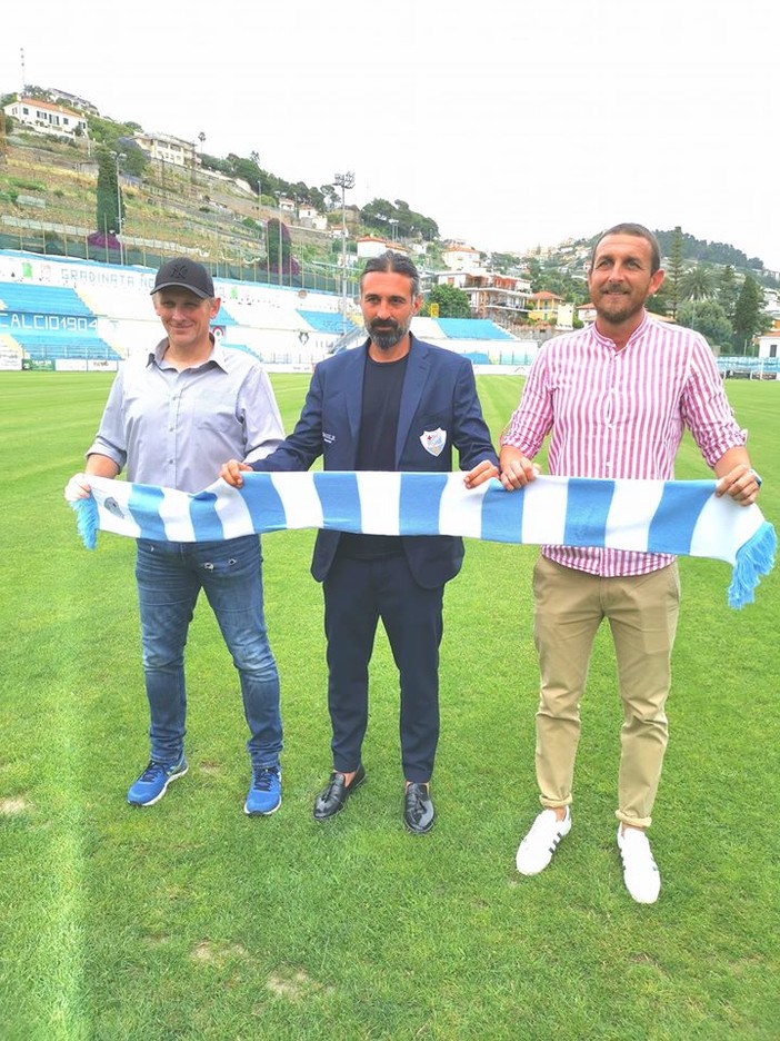 Alessio Bifini con il vice Correale e il preparatore dei portieri Stefano Prato (foto Sanremese Calcio)