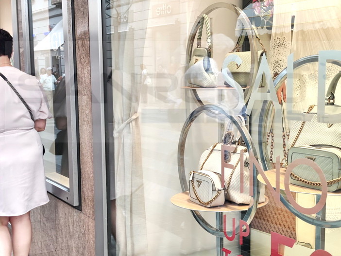 Partenza a rilento dei saldi oggi nella nostra provincia: molti turisti hanno preferito la spiaggia allo shopping (Foto)