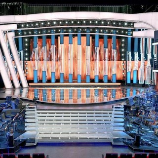 Festival di Sanremo 2026, Riccardo Bocchini firma una scenografia asimmetrica e tecnologica che annulla i confini del palco