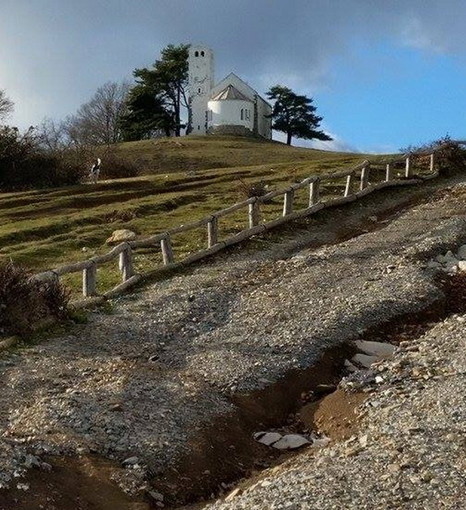 Sanremo: monte Bignone, una strada abbandonata, ci si arriva solo con un fuoristrada!