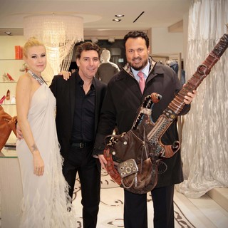 Maurizio Zoccarato, con la chitarra Orciani, nella boutique Spinnaker con Romina Bracchi e Claudio Betti, soci del gruppo Spinnaker.