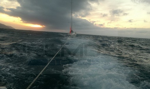 Barca in difficoltà alle 3: intervento di soccorso nella notte per la Guardia Costiera di Imperia con due motovedette