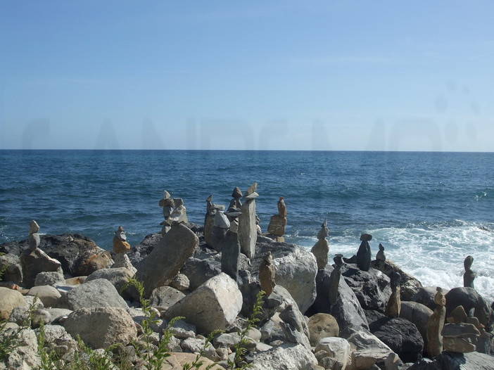 Sanremo: qualche buontempone ha creato una piccola 'Stonehenge' alla foce del San Martino Sanremo: qualche buontempone ha creato una piccola 'Stonehenge' alla foce del San Martino