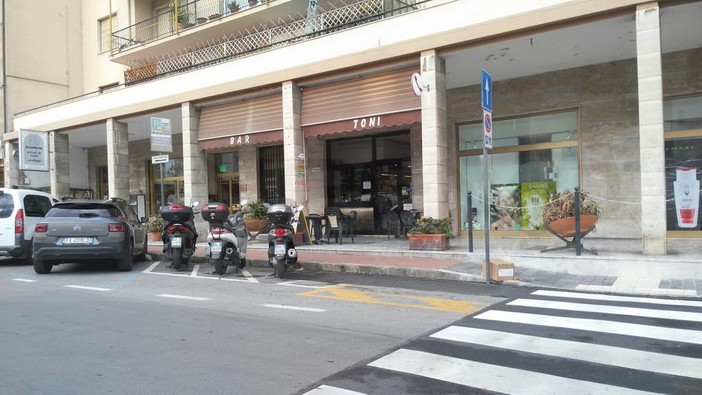 Imperia: strisce pedonali realizzate sullo spazio parcheggio riservato ai disabili (Foto)